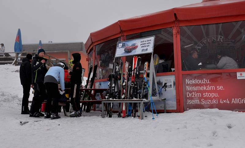 Sváteční lyžovačku si na Klínovci lidé nenechali ujít