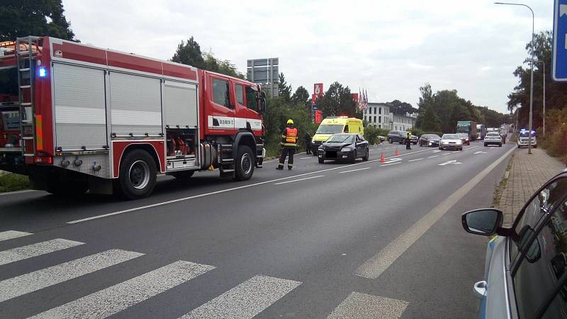 U Klášterce nad Ohří havarovala dvě auta. Jeden člověk se při nehodě zranil