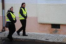 V ulicích Jirkova dozírají na veřejný pořádek civilní zaměstnankyně městské policie. Chodí ve dvojicích v reflexních vestách. Pomohou, poradí, napomínají však také občany za nevhodné chování. 