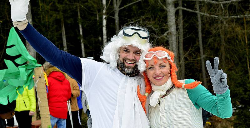 Párty u bazénu ve Ski areálu Alšovka u Klášterce nad Ohří.