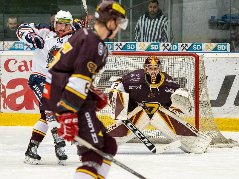 Chomutov (v bílém) versus Jihlava.