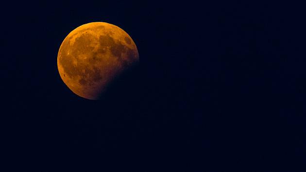 Dne 7.8.2017 bylo možné pozorovat částečné zatmění Měsíce, kdy na spodní pravé straně vytvořila Země stín.