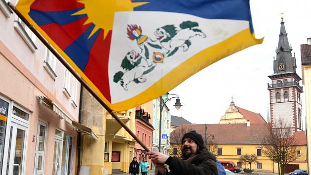 Tibetská vlajka zavlaje v Chomutově. Ilustrační foto.