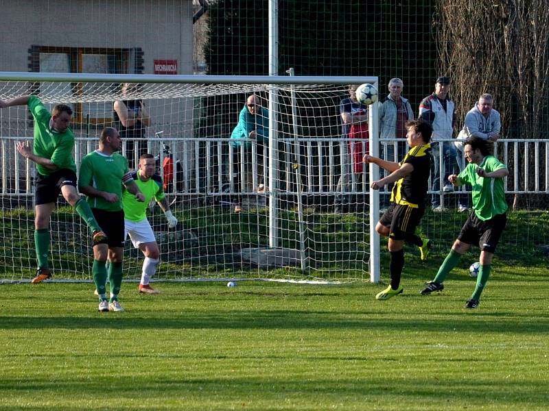 Obránci Sokola Březno (zelení) odvrací další útok fotbalistů Vroutku.