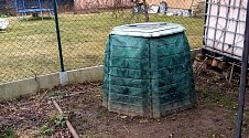 Jirkovská radnice nabízí obyvatelům další kompostéry.