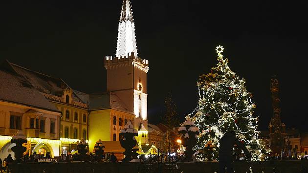 Na náměstí v Kadaní se rozsvítil vánoční strom a zažehla se první adventní svíce. K vánoční atmosféře přispěly adventní trhy.