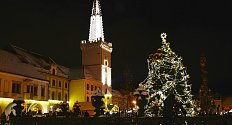 Na náměstí v Kadaní se rozsvítil vánoční strom a zažehla se první adventní svíce. K vánoční atmosféře přispěly adventní trhy.