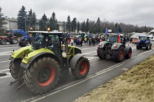 Protestující zemědělci na hraničním přechodu Hora Sv. Šebestiána ve čtvrtek 22. února v poledne.