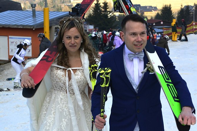 Nevěsta se ženichem si přijeli v rámci jejich slavného dne zalyžovat na Klínovec
