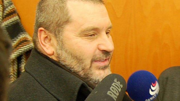 Alexandr Novák v obležení mikrofonů po vynesení rozsudku.