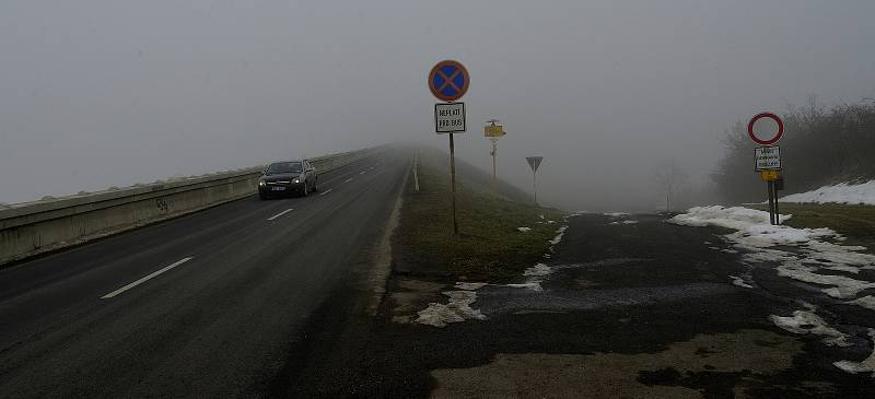 Rozmrzající Nechranice v mlžném oparu