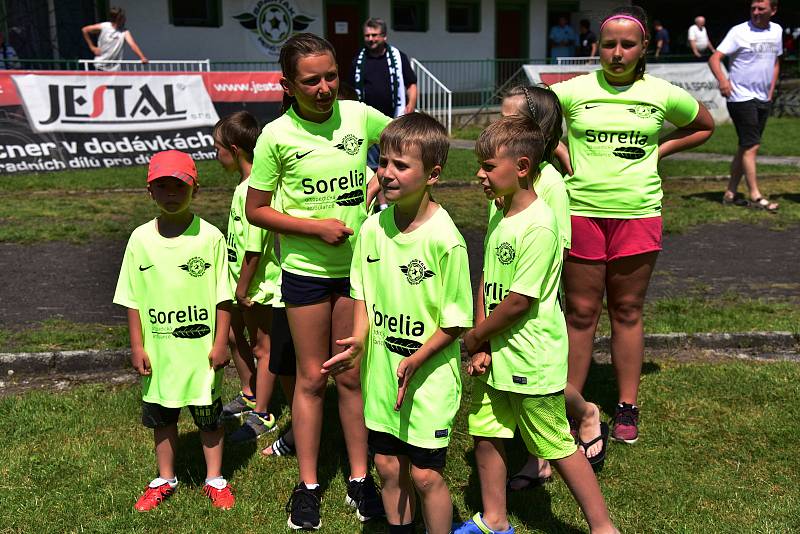 Do Perštejna přijeli fotbalisté z Chomutova na přátelské utkání.Na začátku hráli bubeníci na různé druhy bubnů a trumpet. Po utkání proběhl večer na koupališti s folkovou kapelou.