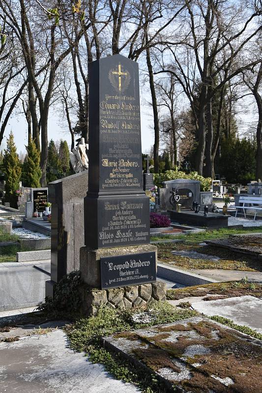 Hrob, kde spočívají ostatky rodiny Andersových (Eduard Anders, Anna Anders, Marie Anders, Leopold Anders), Anny Panznerové a Aloise Hasse.