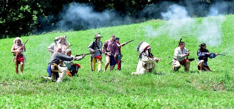 Na prostranství za Březnem u Chomutova se v historické bitvě utkali indini a vojska generála Custera.