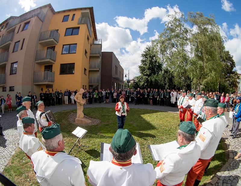 Slavnostní odhalení sochy sv. Prokopa, patrona horníků, v parčíku u chomutovské radnice. 