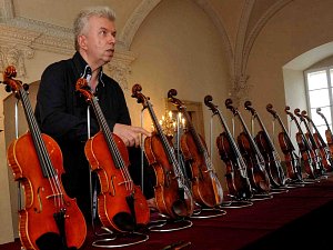 Součástí festivalu je výstava houslí, tentokrát z osmi zemí světa. Exponáty představil Jaroslav Svěcený.