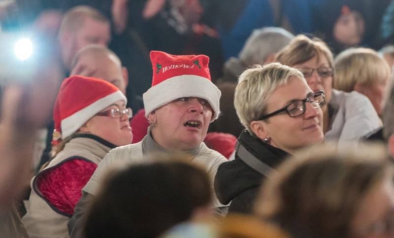 Ve vánočním stanu na chomutovském náměstí 1. máje se sešlo několik stovek lidí, aby si společně zazpívaly na akci Česko zpívá koledy.