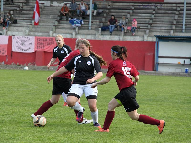Utkání fotbalistek Ervěnic (v červeném) proti Baníku Souš