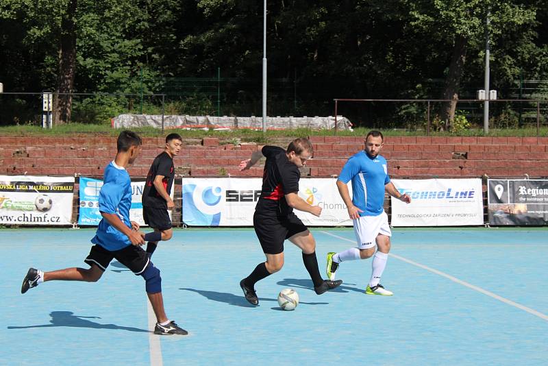 2. letní futsalová liga CHLMF a zápas Draci Most - Union Brothers, hráči Draci Most v černém.