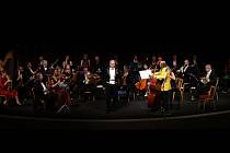 Na úterý 12. října je v Městském divadle v Chomutově od 19 hodin přichystán koncert 31. sezony Festivalového orchestru Petra Macka s názvem Slavné hudební maličkosti.