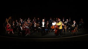 Na úterý 12. října je v Městském divadle v Chomutově od 19 hodin přichystán koncert 31. sezony Festivalového orchestru Petra Macka s názvem Slavné hudební maličkosti.