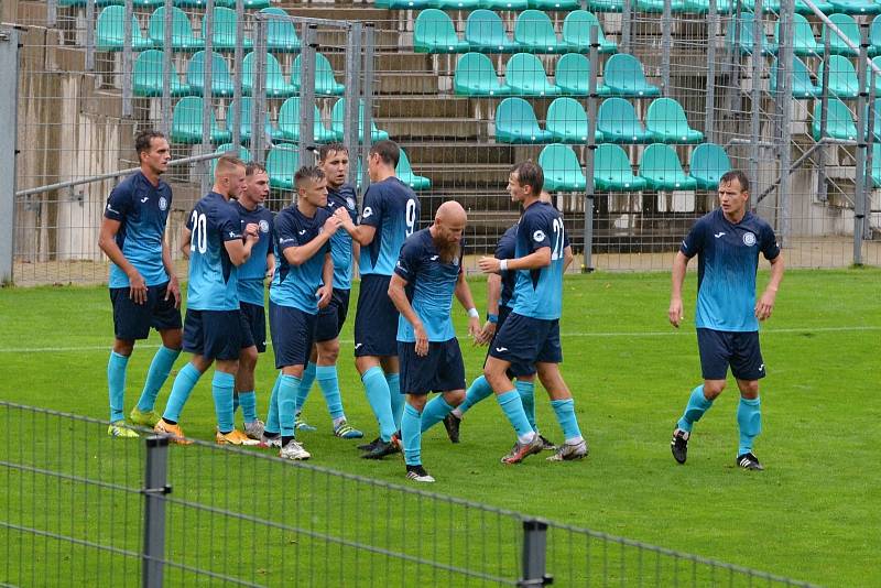 Chomutov (v modrém) v duelu s Chebem pokřil nové dresy. Byla z toho výhra 6:1.