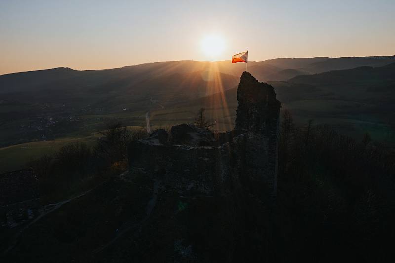 Nad zříceninou hradu Šumburk zavlála vlajka České republiky