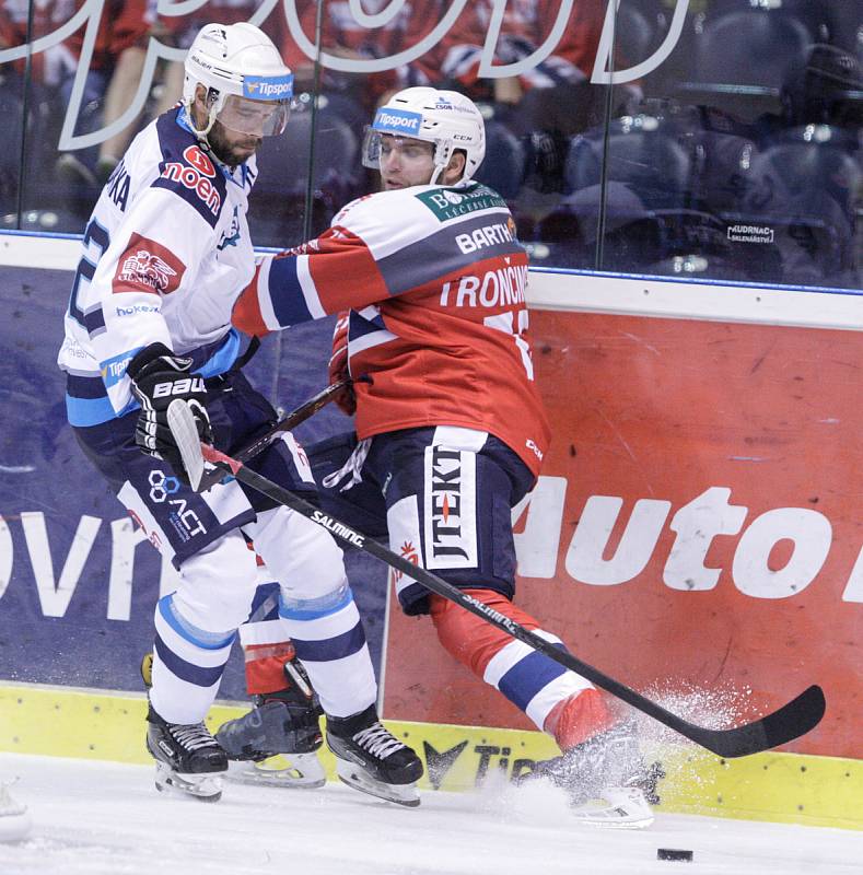 Hokejové utkání Tipsport extraligy v ledním hokeji mezi HC Dynamo Pardubice (v červenobílém) a HC Práti Chomutov (v bílomodrém) v pardudubické Tipsport areně.