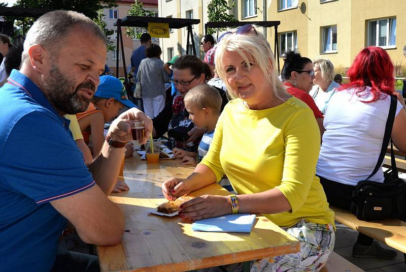 Ochutnat přišel i kadaňský starosta Jiří Kulhánek se svou půvabnou přítelkyní.