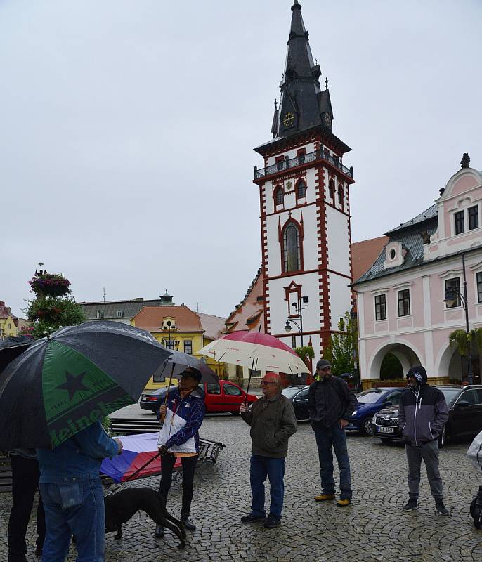 Na náměstí 1.Máje v Chomutově se při demonstraci sešlo kolem třiceti lidí, kteří nesouhlasí s nošením roušek a činností vlády.