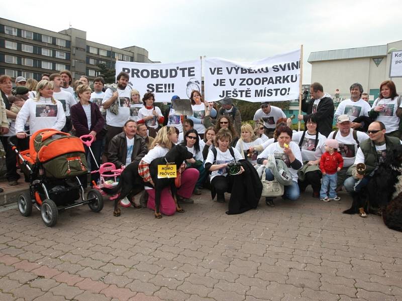 Na tři sta demonstrantů přišlo podpořit na Den s Deníkem v Chomutově odvolaného ředitele zooparku Přemysla Rabase. Symbolicky zazvonili na odchod chomutovským radním.