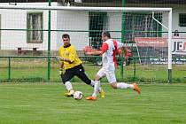 Útočník David Filinger obchází hotujícího brankáře a dává míč do prázdné brány. Perštejn se ujímá vedení 1:0. 	    