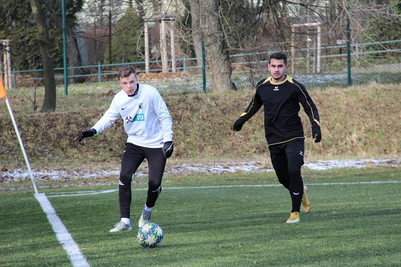 FC Chomutov - FC Mariánské Lázně 2:3, domácí hráči v bílém.