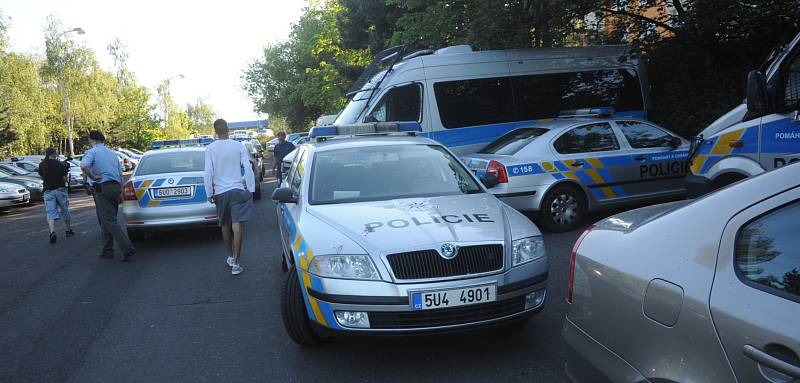 Na místě bylo čtrnáct policejních aut, psovod i těžkooděnci.