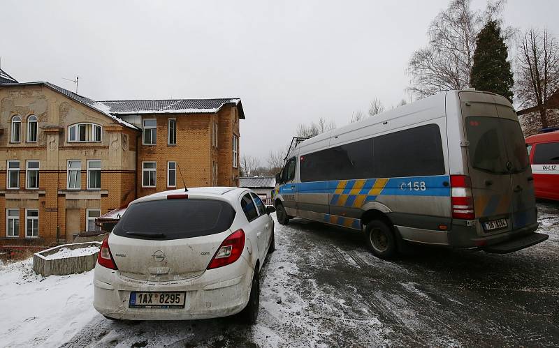 V domově pro mentálně postižené den po požáru stále pracovali policisté a hasiči. Na snímcích jsou starostka obce, dobrovolný hasič z Vejprt, který byl na místě jako první a vedoucí domova.