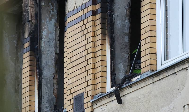 V domově pro mentálně postižené den po požáru stále pracovali policisté a hasiči. Na snímcích jsou starostka obce, dobrovolný hasič z Vejprt, který byl na místě jako první a vedoucí domova.