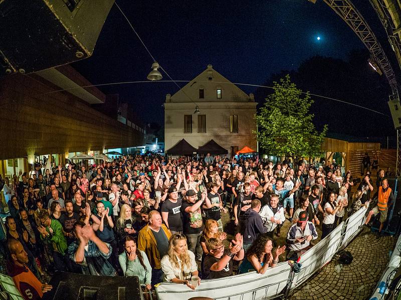 Multižánrový festival Otevřeno v Chomutově.