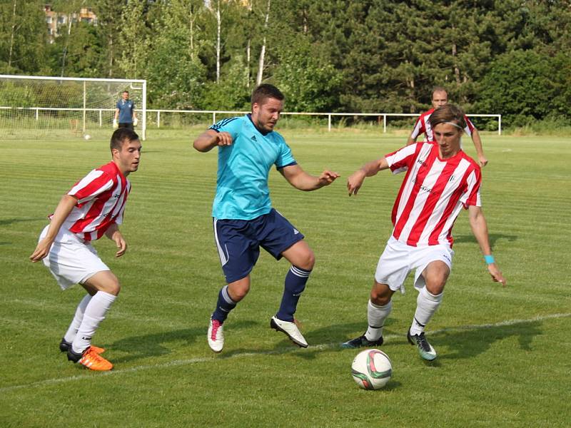 Fotbalisté AFK LoKo Chomutov (v modrém) porazili Ervěnice 3:2 po penaltách