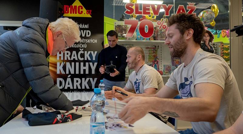 Piráti na autogramiádě představili zápasové dresy, které následně půjdou do dražby, a otevřeli další fanshop v OC Central v Chomutově.