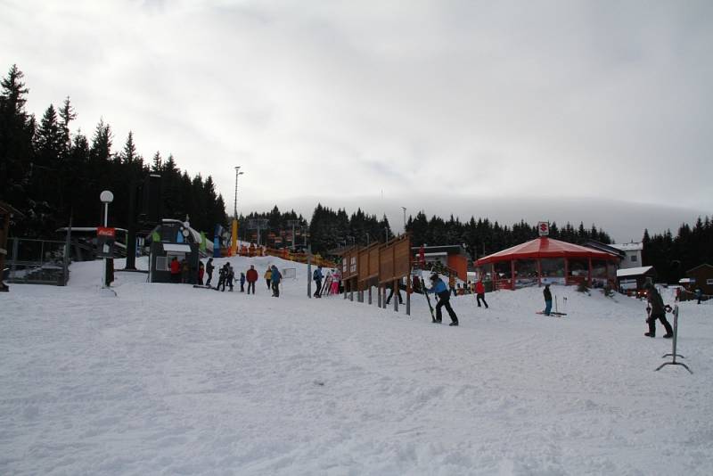 Zahájení sezóny na Klínovci, sobota 4. prosince 2021. Horní a dolní část sjezdovky Dámská.