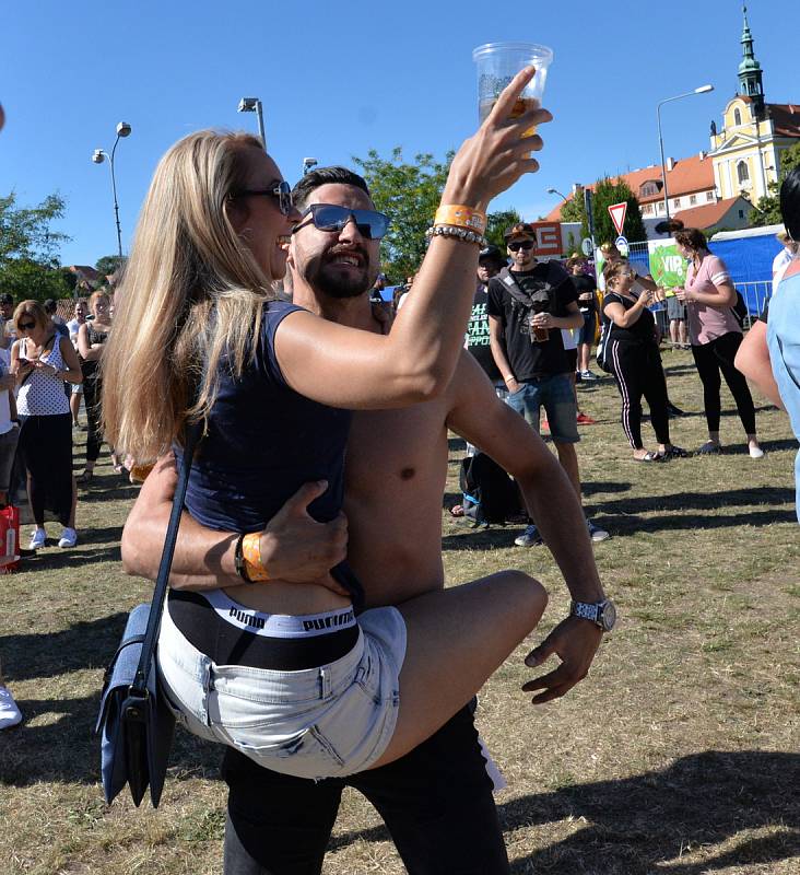 V sobotu 30. června proběhl další ročník  hudebního festivalu Vysmáté léto. Celý den se na pódiích střídaly kapely. Nádherné počasí za hradbami Kadaně přilákalo tisíce lidí. Nechyběla ani svatba.