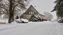 Silné sněžení a vítr zkomplikovaly dopravu při cestě do obce Blatno na Chomutovsko