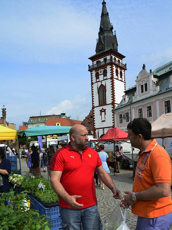 Nádherné počasí přilákalo na jahodové a farmářské trhy spoustu lidí.