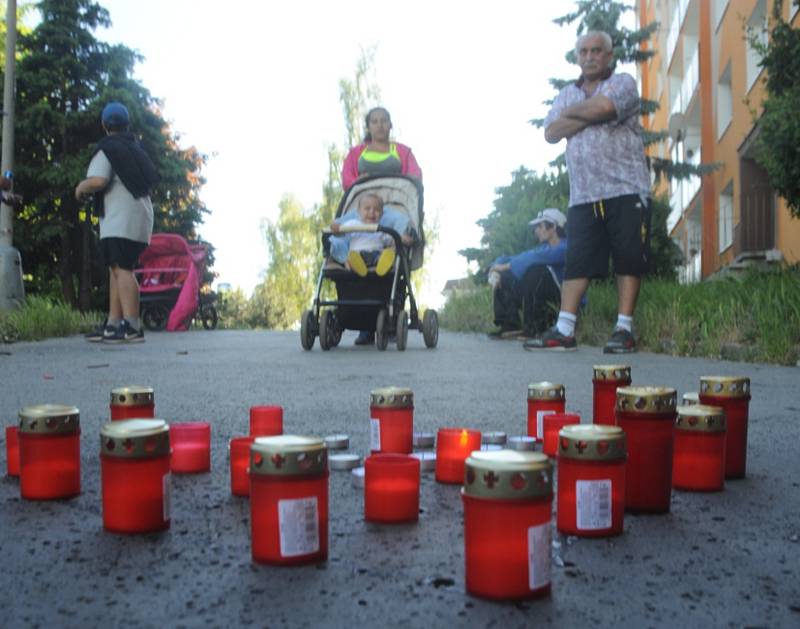 Mladí, staří i maminky s dětmi. Romy případ silně zasáhl.