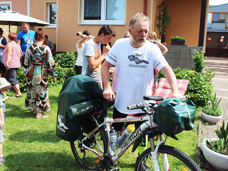 Vladimír Petrů ze Slavětína obejel za 55 dní Československo i s Podkarpatskou Rusí, ujel více než 4 400 km.