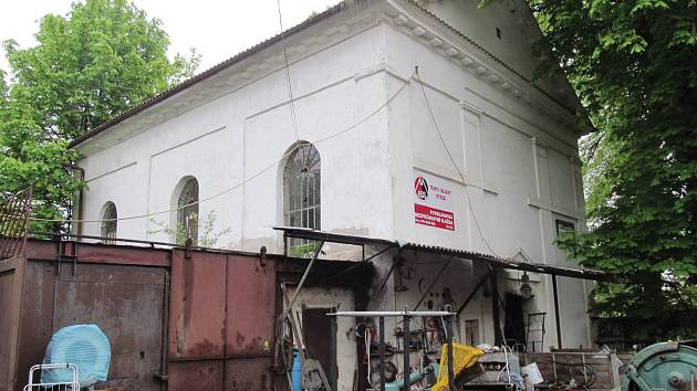 Židovská synagoga v Jirkově (na snímku), stojí v ulici 5. května. Po druhé světové válce zde byl krátce sklad a pak sběrna kovového odpadu.