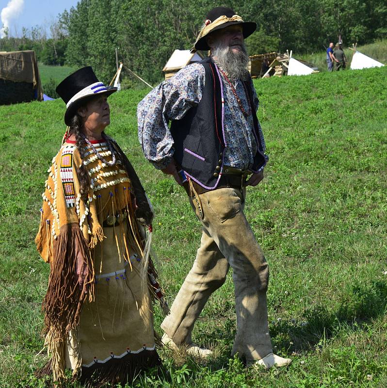 Na prostranství za Březnem u Chomutova se v historické bitvě utkali indini a vojska generála Custera.