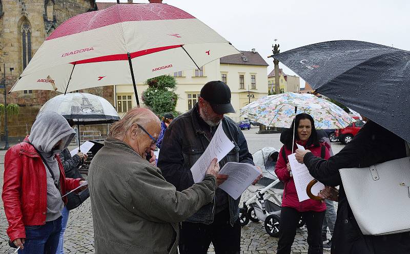 Na náměstí 1.Máje v Chomutově se při demonstraci sešlo kolem třiceti lidí, kteří nesouhlasí s nošením roušek a činností vlády.