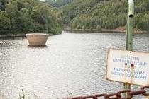 KRÁSNÝ VÝHLED. Nádherná scenérie jirkovské přehrady je teď v létě ještě nejkrásnější, k vodě se ale nesmí. 