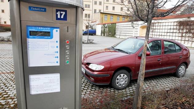 Levněji zaparkují v centru Chomutova řidiči na parkovišti od 1. dubna v Rieglově ulici